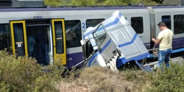 Αυλίδα: Τρεις τραυματίες από τη σύγκρουση φορτηγού με τρένο