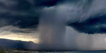 Σκηνικό... αποκάλυψης στον ουρανό των Αγίων Θεοδώρων - Συγκλονιστική φωτογραφία