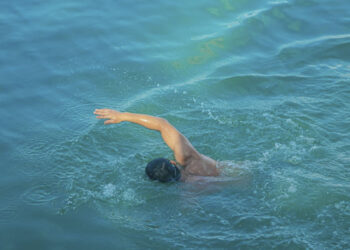 Τελικά, μπορούμε να τρώμε πριν κολυμπήσουμε; - Η αμφιλεγόμενη άποψη