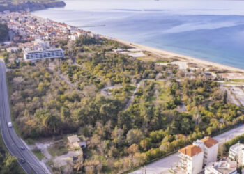 Θεσσαλονίκη: Σε ιδιώτη η ακτή και το κάμπινγκ Αγίας Τριάδας έναντι 19,5 εκατ. ευρώ