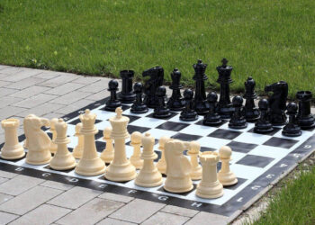 Το σκάκι βγαίνει από τα γραφεία: Οι σκακιστικοί σύλλογοι της Πτολεμαΐδας διοργανώνουν καλοκαιρινές συναντήσεις σε διάφορες γωνιές της πόλης