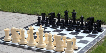 Το σκάκι βγαίνει από τα γραφεία: Οι σκακιστικοί σύλλογοι της Πτολεμαΐδας διοργανώνουν καλοκαιρινές συναντήσεις σε διάφορες γωνιές της πόλης