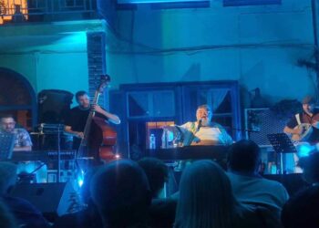 Τρελό κέφι στη συναυλία του Σταμάτη Κραουνάκη στην αυλή του Φιλοπρόοδου Σύλλογου Κοζάνης (Φώτο και Βίντεο)