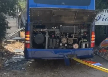 (video) Τραγωδία στην Κέρκυρα: 1,5 ώρα διήρκεσε η επιχείρηση απεγκλωβισμού επιβατών -Μέρος του λεωφορείου σφηνώθηκε στο φορτηγό