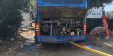 (video) Τραγωδία στην Κέρκυρα: 1,5 ώρα διήρκεσε η επιχείρηση απεγκλωβισμού επιβατών -Μέρος του λεωφορείου σφηνώθηκε στο φορτηγό