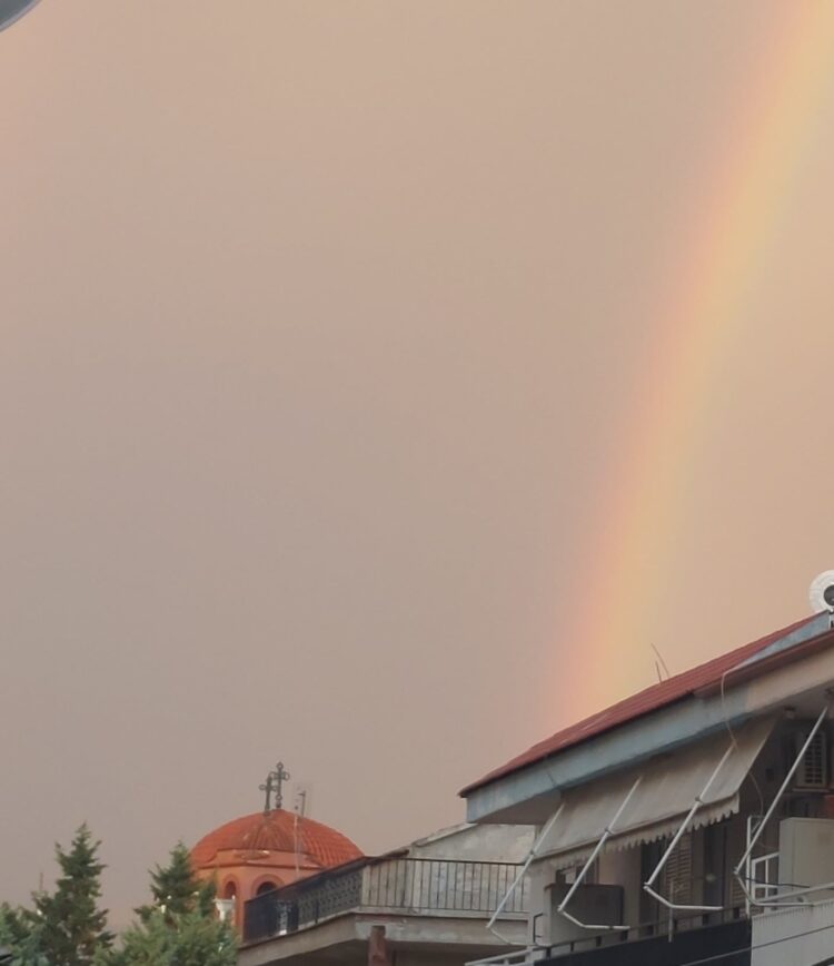 Υπέροχο πολύχρωμο Ουράνιο Τόξο που μοιάζει να "ακουμπά" στον Ιερό Ναό Αγίου Στεφάνου !