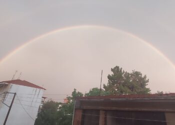 Υπέροχο πολύχρωμο Ουράνιο Τόξο που μοιάζει να "ακουμπά" στον Ιερό Ναό Αγίου Στεφάνου !
