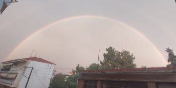 Υπέροχο πολύχρωμο Ουράνιο Τόξο που μοιάζει να "ακουμπά" στον Ιερό Ναό Αγίου Στεφάνου !