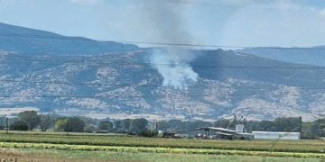 2 πυροσβεστικά αεροπλάνα επιχειρούν από αέρος - Επεκτείνεται η φωτιά μεταξύ Άρδασσας - Κρυόβρυσης