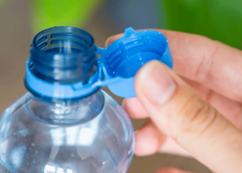 Ανοίγουμε τα πλαστικά μπουκάλια λάθος - Ποιος είναι ο σωστός τρόπος