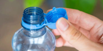 Ανοίγουμε τα πλαστικά μπουκάλια λάθος - Ποιος είναι ο σωστός τρόπος
