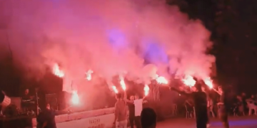 Χαμός για τον Πουταχίδη στην Άρδασσα: Με πυρσούς και πυροτεχνήματα άνοιξαν το πρόγραμμα στο ασφυκτικά γεμάτο Σχολείο