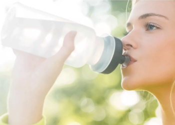 Δείτε τι θα συμβεί αν δεν πλένετε συχνά το επαναχρησιμοποιούμενο μπουκάλι νερού