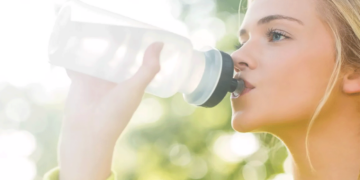 Δείτε τι θα συμβεί αν δεν πλένετε συχνά το επαναχρησιμοποιούμενο μπουκάλι νερού