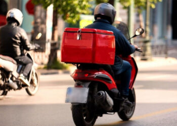 Διανομέας, αντί για πακέτο, παρέδωσε παιδί! – Δίωξη στη γιαγιά για έκθεση ανηλίκου