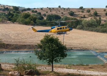Δίπλα στην Ιερά Μονή Αγίου Κοσμά η φωτιά - Λαμβάνει επικίνδυνες διαστάσεις - Συγκλονιστικά πλάνα ( ρεπορτάζ της Κούλας Πουλασιχίδου )