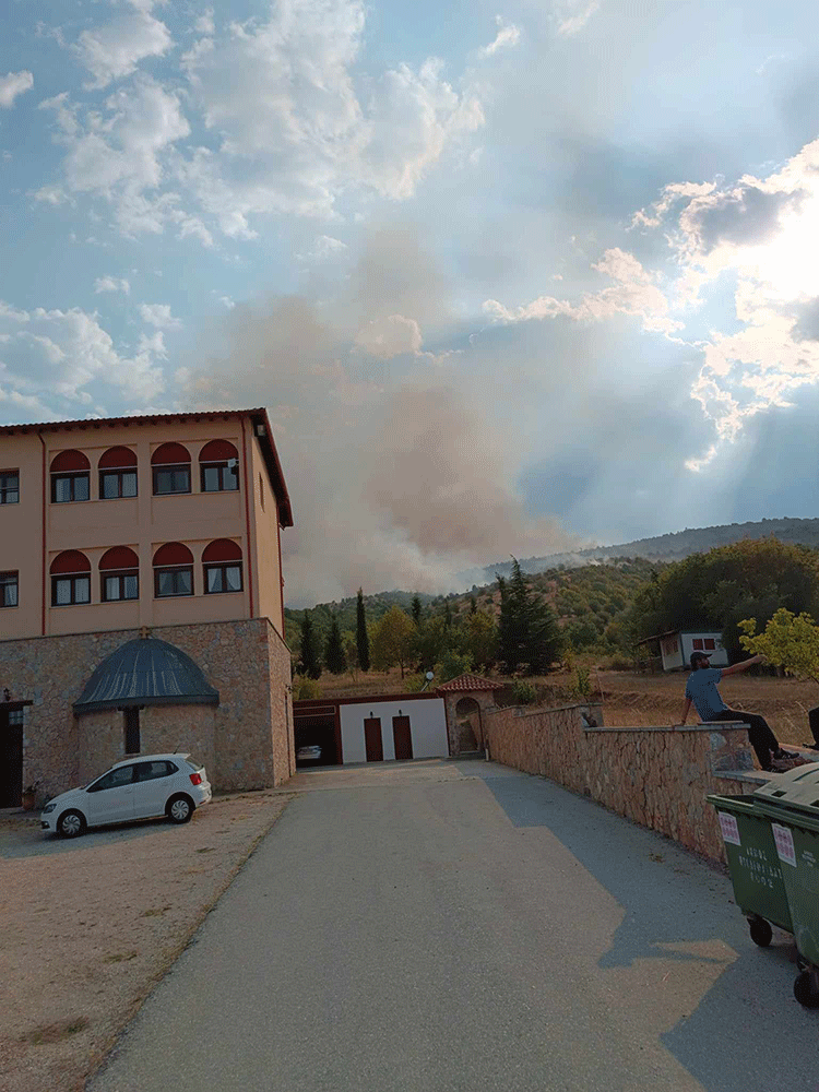 Δίπλα στην Ιερά Μονή Αγίου Κοσμά η φωτιά - Λαμβάνει επικίνδυνες διαστάσεις - Συγκλονιστικά πλάνα ( ρεπορτάζ της Κούλας Πουλασιχίδου )