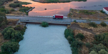 Βόλος: Απίστευτες εικόνες από drone δείχνουν «θάλασσα» νεκρών ψαριών