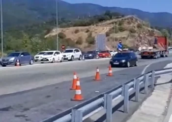 Εγνατία Οδός: Διακινητής μεταναστών κινούνταν ανάποδα και έσπασε τις μπάρες σε διόδια – Επεισοδιακή καταδίωξη από την ΕΛΑΣ