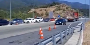 Εγνατία Οδός: Διακινητής μεταναστών κινούνταν ανάποδα και έσπασε τις μπάρες σε διόδια – Επεισοδιακή καταδίωξη από την ΕΛΑΣ