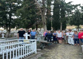 Εθελοντές της Ενορίας Αγίας Τριάδος Δρεπάνου καθάρισαν τα Κοιμητήρια του χωριού ενόψει της εορτής της Κοιμήσεως της Θεοτόκου