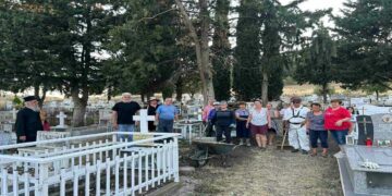 Εθελοντές της Ενορίας Αγίας Τριάδος Δρεπάνου καθάρισαν τα Κοιμητήρια του χωριού ενόψει της εορτής της Κοιμήσεως της Θεοτόκου