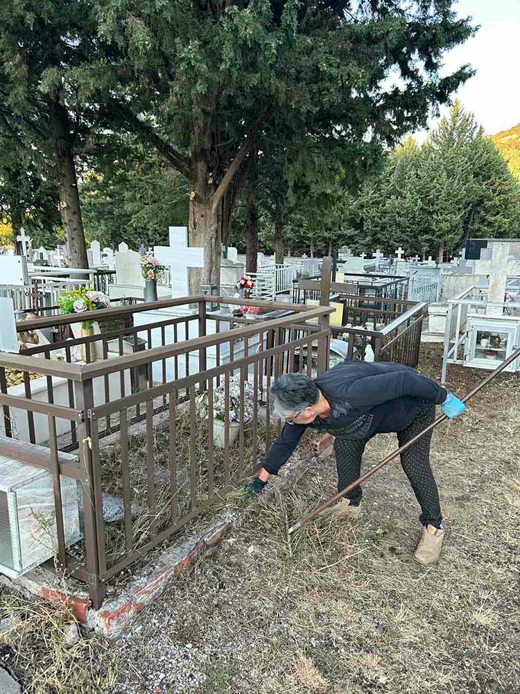 Εθελοντές της Ενορίας Αγίας Τριάδος Δρεπάνου καθάρισαν τα Κοιμητήρια του χωριού ενόψει της εορτής της Κοιμήσεως της Θεοτόκου