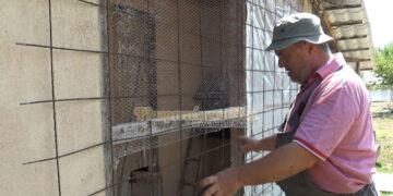 Φλώρινα: Αρκούδα με 3 μικρά αρκουδάκια προκάλεσε ζημιές μέσα στην αυλή οικίας