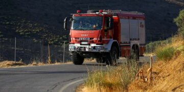 Φωτιά ανάμεσα σε Φούφα και Βαρικό κοντά σε κολώνες υψηλής τάσης - Επενέβη η Πυροσβεστική Υπηρεσία Πτολεμαΐδας