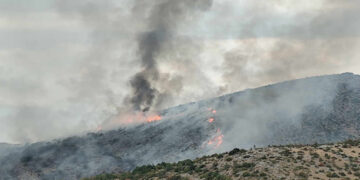 “Φουντώνει” η φωτιά στην περιοχή Παρχάρ των Κομνηνών Εορδαίας – Επιχειρεί ένα εναέριο μέσο (νέες εικόνες)