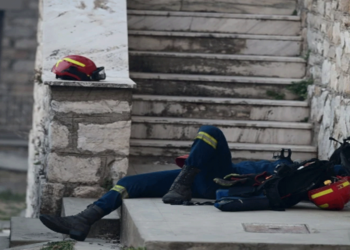 Φωτιά στην Αττική: Συγκλονιστική φωτογραφία με κατάκοπο πυροσβέστη μετά την ολονύχτια μάχη