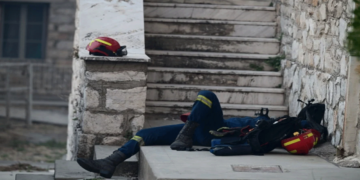 Φωτιά στην Αττική: Συγκλονιστική φωτογραφία με κατάκοπο πυροσβέστη μετά την ολονύχτια μάχη