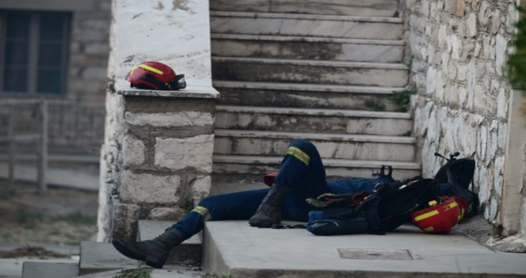 Φωτιά στην Αττική: Συγκλονιστική φωτογραφία με κατάκοπο πυροσβέστη μετά την ολονύχτια μάχη