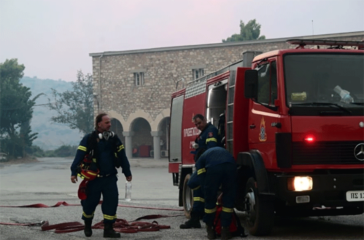 Φωτιά στην Αττική: Συγκλονιστική φωτογραφία με κατάκοπο πυροσβέστη μετά την ολονύχτια μάχη