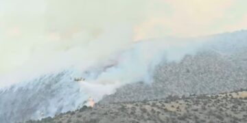 Νέο βίντεο υπό βροχή στη φωτιά στο Βέρμιο με το εναέριο μέσο να δίνει τη μάχη -VIDEO