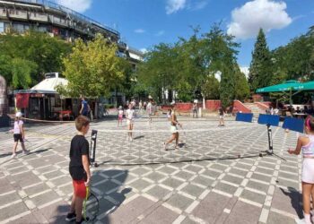 Γέμισε μικρούς "τενίστες" η κεντρική Πλατεία Πτολεμαΐδας σήμερα το πρωί στη δράση Street Tennis του Ομίλου Αντισφαίρισης Πτολεμαΐδας