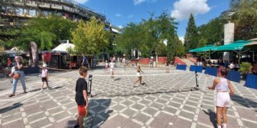 Γέμισε μικρούς "τενίστες" η κεντρική Πλατεία Πτολεμαΐδας σήμερα το πρωί στη δράση Street Tennis του Ομίλου Αντισφαίρισης Πτολεμαΐδας