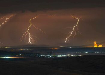 Η εκπληκτική φωτογραφία του Αργύρη Καραμούζα με τους κεραυνούς και την «Πτολεμαΐδα 5»