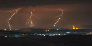 Η εκπληκτική φωτογραφία του Αργύρη Καραμούζα με τους κεραυνούς και την «Πτολεμαΐδα 5»
