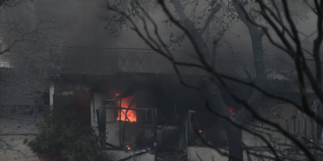 Η φονική πυρκαγιά μπήκε στην Αθήνα - «Θρηνούμε τον θάνατο της Νάντιας»