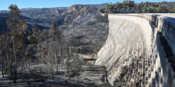 Η φωτιά δεν έσβησε: Διάσπαρτες εστίες στη ΒΑ Αττική, αναζωπυρώση το πρωί της Τετάρτης στη Νέα Μάκρη