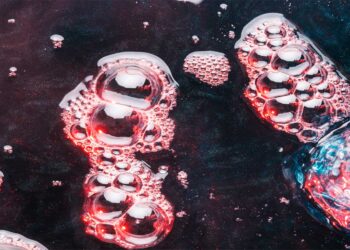 Ίχνη μικροπλαστικών σε Coca-Cola και Schweppes, σύμφωνα με γαλλική ένωση