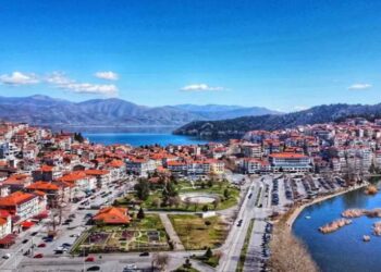 Καστοριά: “Μαγική Λιμνοπολιτεία” όπως την Ονειρούπολη και τον Μύλο των Ξωτικών – Το μεγάλο όνομα στη χριστουγεννιάτικη συναυλία! (συνέντευξη)
