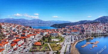 Καστοριά: “Μαγική Λιμνοπολιτεία” όπως την Ονειρούπολη και τον Μύλο των Ξωτικών – Το μεγάλο όνομα στη χριστουγεννιάτικη συναυλία! (συνέντευξη)