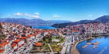 Καστοριά: “Μαγική Λιμνοπολιτεία” όπως την Ονειρούπολη και τον Μύλο των Ξωτικών – Το μεγάλο όνομα στη χριστουγεννιάτικη συναυλία!