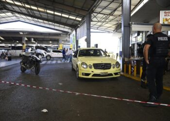 Οδηγοί ταξί συνεπλάκησαν έξω από ΚΤΕΛ – Διεκδικούσαν πελάτη και ο ένας τράβηξε όπλο!