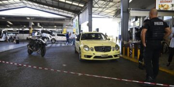 Οδηγοί ταξί συνεπλάκησαν έξω από ΚΤΕΛ – Διεκδικούσαν πελάτη και ο ένας τράβηξε όπλο!