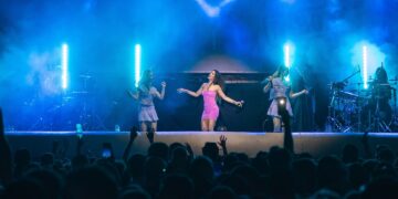 Λαοθάλασσα στην πρώτη hm;era toy River party στο Νεστόριο Καστοριάς