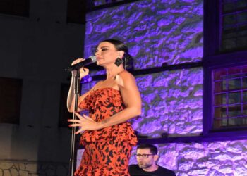 Μάγεψε το κοινό της Καστοριάς η Νίνα Λοτσάρη (Φωτογραφίες)