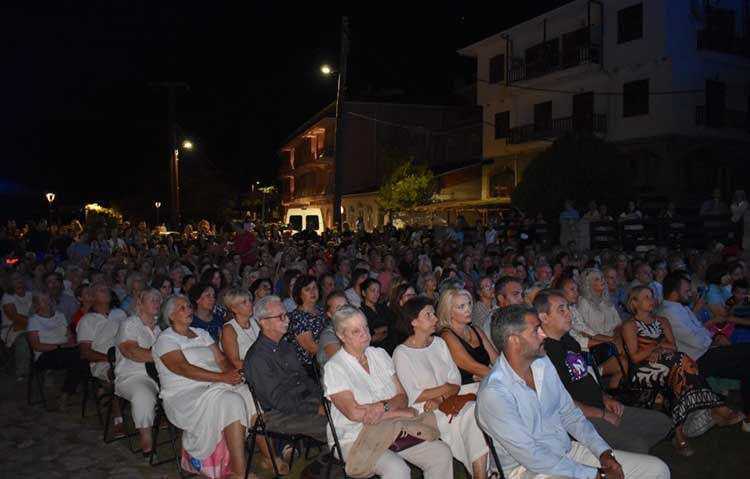 Μάγεψε το κοινό της Καστοριάς η Νίνα Λοτσάρη (Φωτογραφίες)